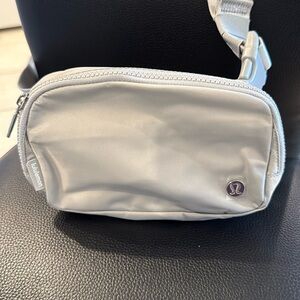 NWT lululemon everyday 1L belt bag wordmark silver drop